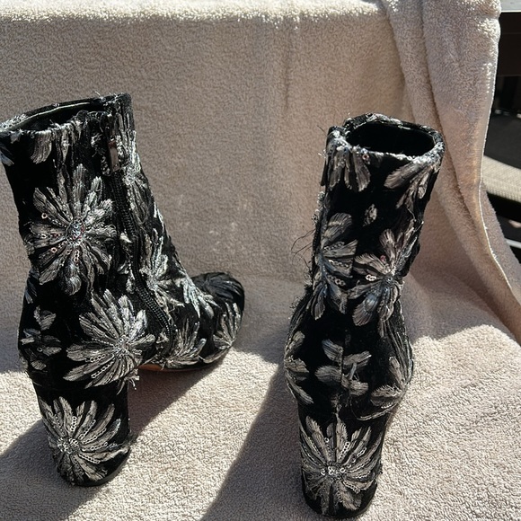 MARC FISHER Womens Silver Fabric Black Embroidered Grazie Booties 7.5 M - Picture 3 of 9